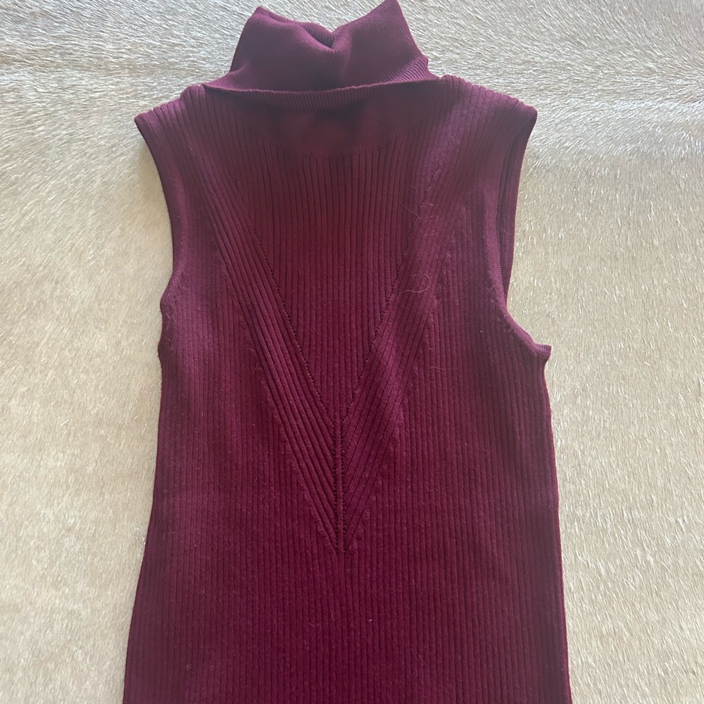T Tahari maroon turtleneck tank